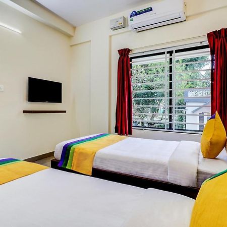 Itsy Hotels Rain Tulsi Stayz, Palarivattom Junction Kochi エクステリア 写真