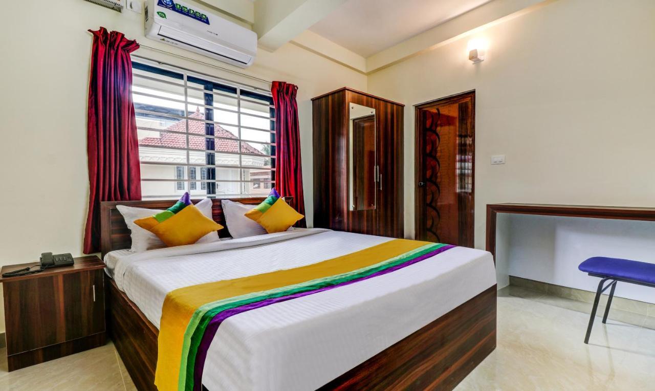Itsy Hotels Rain Tulsi Stayz, Palarivattom Junction Kochi エクステリア 写真